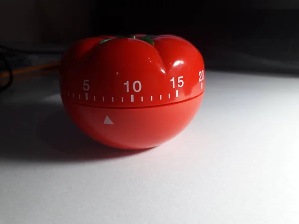Таймер Помодоро - механический кухонный таймер в форме помидоров для приготовления пищи или изучения . — стоковое фото