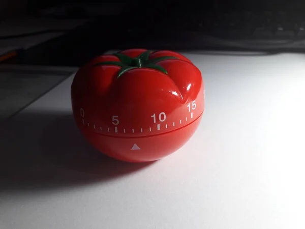 Timer Pomodoro - timer meccanico da cucina a forma di pomodoro per cucinare o studiare . — Foto Stock