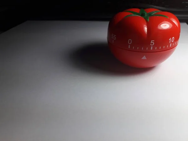 Temporizador Pomodoro - temporizador de cocina mecánico en forma de tomate para cocinar o estudiar . —  Fotos de Stock