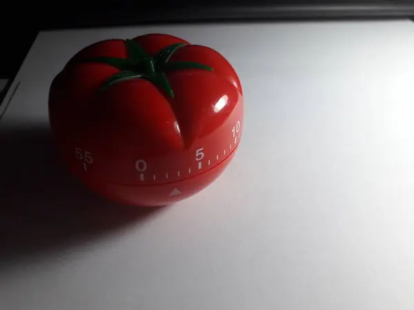 Temporizador Pomodoro - temporizador de cocina mecánico en forma de tomate para cocinar o estudiar . —  Fotos de Stock