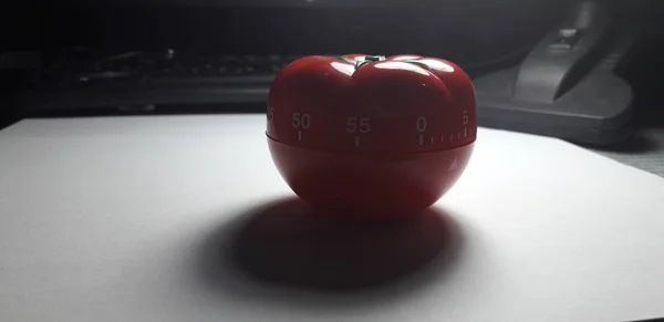 Pomodoro timer - mechanische tomatenförmige Küchenuhr zum Kochen oder Studieren. — Stockfoto