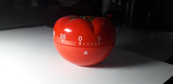 Таймер Помодоро - механический кухонный таймер в форме помидоров для приготовления пищи или изучения . — стоковое фото