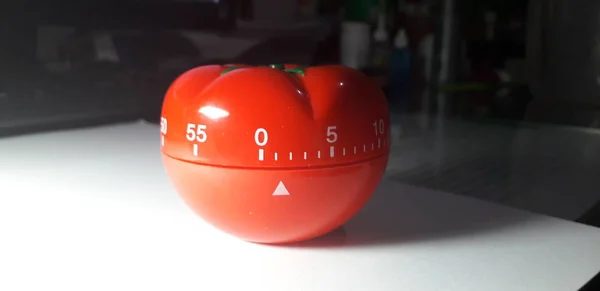 Temporizador Pomodoro - temporizador de cocina mecánico en forma de tomate para cocinar o estudiar . — Foto de Stock