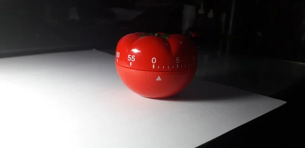 Temporizador Pomodoro - temporizador de cozinha em forma de tomate mecânico para cozinhar ou estudar . — Fotografia de Stock