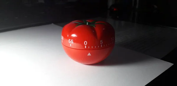 Timer Pomodoro - timer meccanico da cucina a forma di pomodoro per cucinare o studiare . — Foto Stock