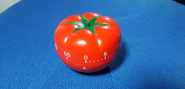 Pomodoro timer - mechanische tomatenförmige Küchenuhr zum Kochen oder Studieren. — Stockfoto