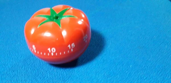 Pomodoro timer - mechanische tomatenförmige Küchenuhr zum Kochen oder Studieren. — Stockfoto