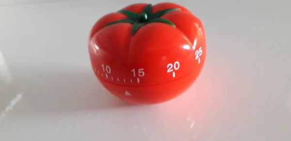 Pomodoro timer - mechanische tomatenförmige Küchenuhr zum Kochen oder Studieren. — Stockfoto