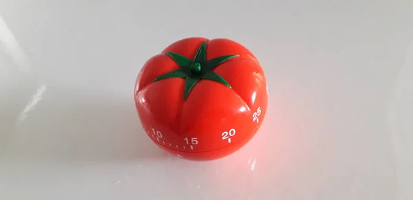 Pomodoro timer - mechanische tomatenförmige Küchenuhr zum Kochen oder Studieren. — Stockfoto