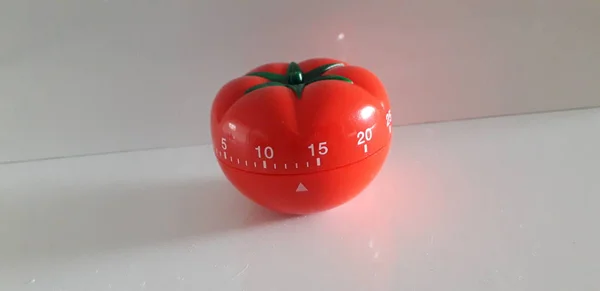 Yemek veya eğitim için mekanik domates Pomodoro sayacı - mutfak timer şeklinde. Telifsiz Stok Fotoğraflar