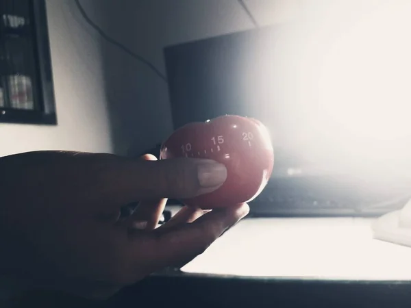 Timer Pomodoro - timer meccanico da cucina a forma di pomodoro per cucinare o studiare . — Foto Stock