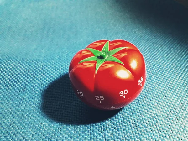 Pomodoro timer - mechanische tomatenförmige Küchenuhr zum Kochen oder Studieren. — Stockfoto
