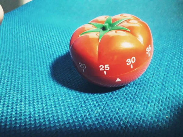 Pomodoro timer - mechanische tomatenförmige Küchenuhr zum Kochen oder Studieren. — Stockfoto