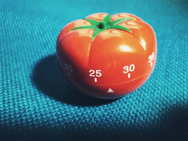 Pomodoro timer - mechanische tomatenförmige Küchenuhr zum Kochen oder Studieren. — Stockfoto