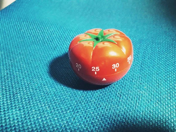 Timer Pomodoro - timer meccanico da cucina a forma di pomodoro per cucinare o studiare . — Foto Stock