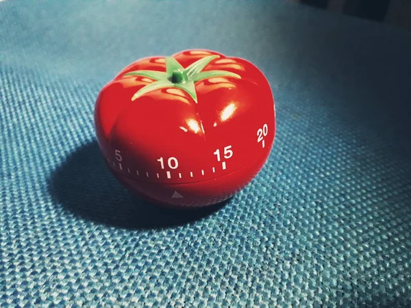 Pomodoro timer - mechanische tomatenförmige Küchenuhr zum Kochen oder Studieren. — Stockfoto