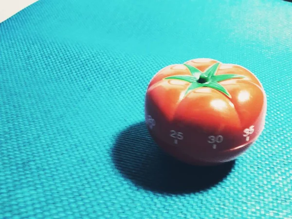 Pomodoro timer - mechanische tomatenförmige Küchenuhr zum Kochen oder Studieren. — Stockfoto