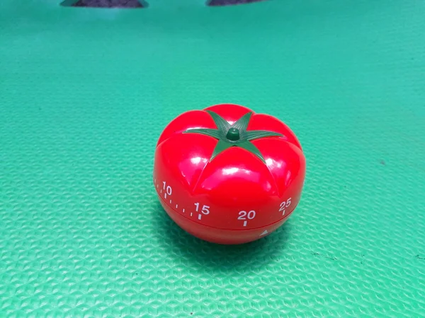 Pomodoro časovač - mechanické rajče tvaru kuchyňský časovač pro vaření nebo studium. — Stock fotografie