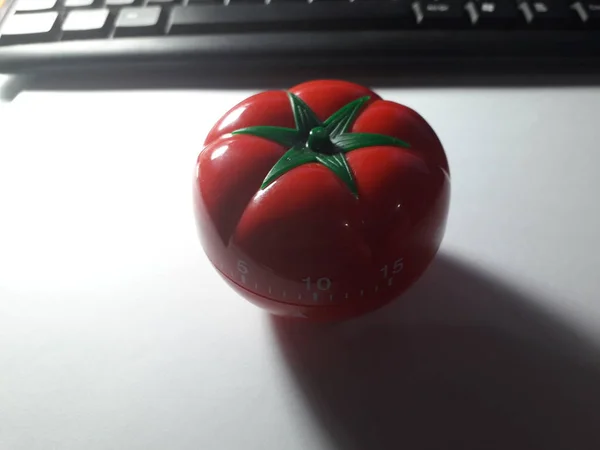 ポモドーロ タイマー - 料理や勉強のための機械的トマトの形のキッチン タイマー. — ストック写真