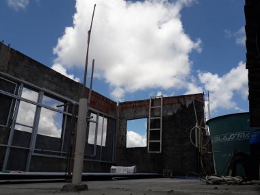 Açık gökyüzü ve bulut Recife favela çatı.