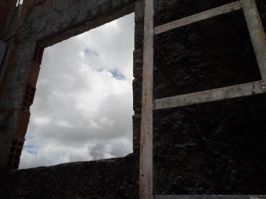 Açık gökyüzü ve bulut Recife favela çatı.