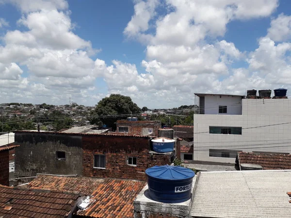 明確な空と雲とレシフェの貧民街の屋根. — ストック写真