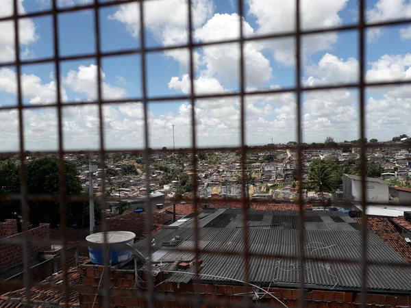 Favela střecha v Recife s jasnou oblohou a cloud. — Stock fotografie