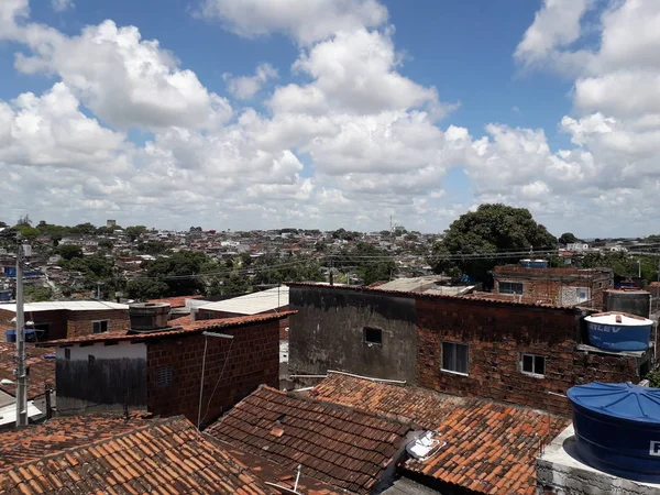 Favela střecha v Recife s jasnou oblohou a cloud. — Stock fotografie