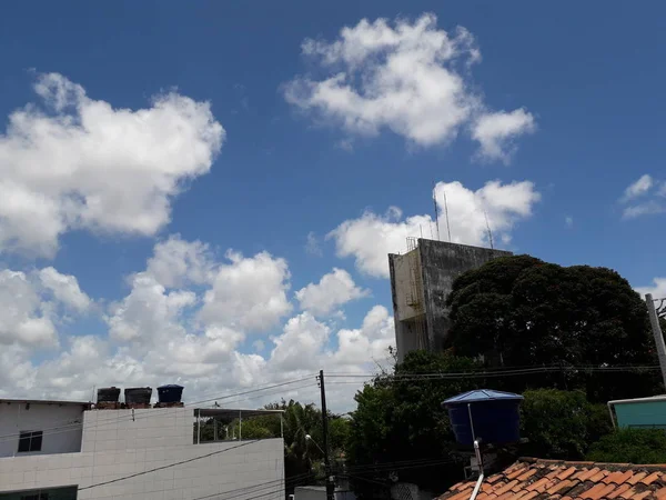 Favela střecha v Recife s jasnou oblohou a cloud. — Stock fotografie