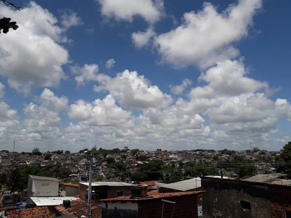 Favela střecha v Recife s jasnou oblohou a cloud. — Stock fotografie