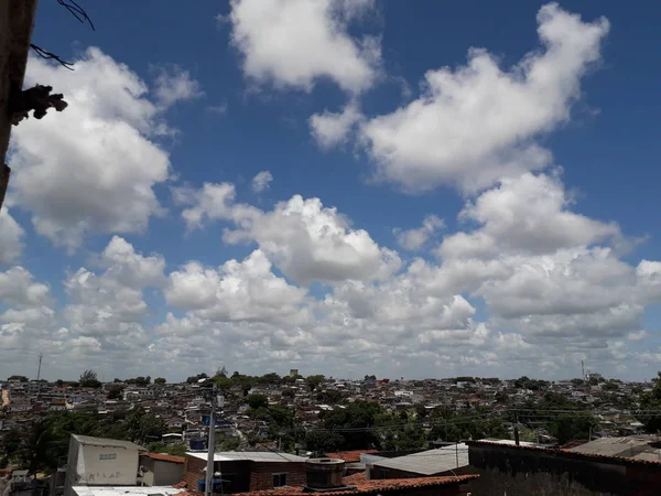 明確な空と雲とレシフェの貧民街の屋根. — ストック写真