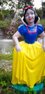 Itamatamirim, Pernambuco, Brezilya - Mart 2019 - çeşme ve bir Bahçe Gnome ile sulama olabilir bir ağaçların önünde su.