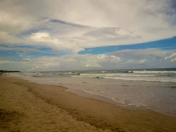 Beyaz kumlu plaj Porto de Galinhas, Pernambuco, Brezilya, Hindistan cevizi palmiye ağaçlarının. — Stok fotoğraf