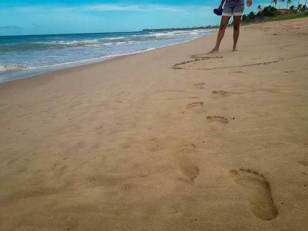 Mulher andando na praia deixando pegadas na areia. Detalhe de close-up de pés femininos no Brasil . — Fotografia de Stock