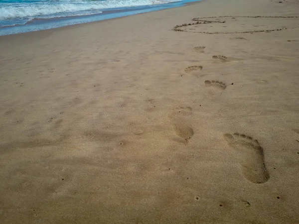 Szczegół zbliżenie kobiece stopy na plaży. — Zdjęcie stockowe