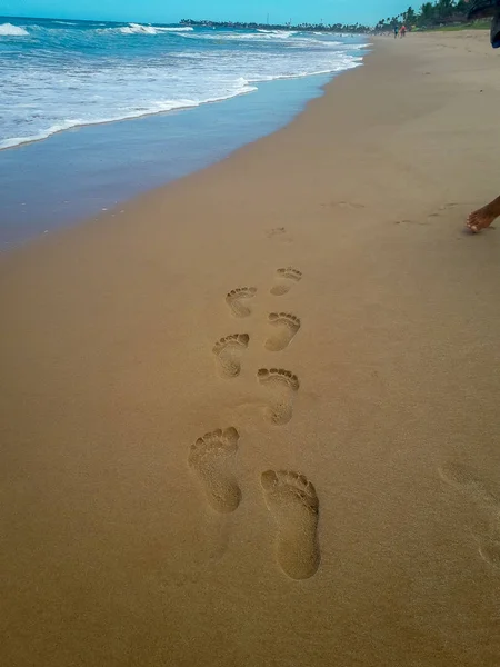 Szczegół zbliżenie kobiece stopy na plaży. — Zdjęcie stockowe