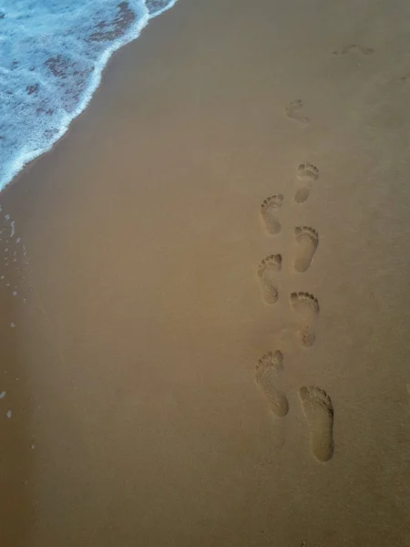 Close-up detail van een vrouwelijke voet op het strand. — Stockfoto