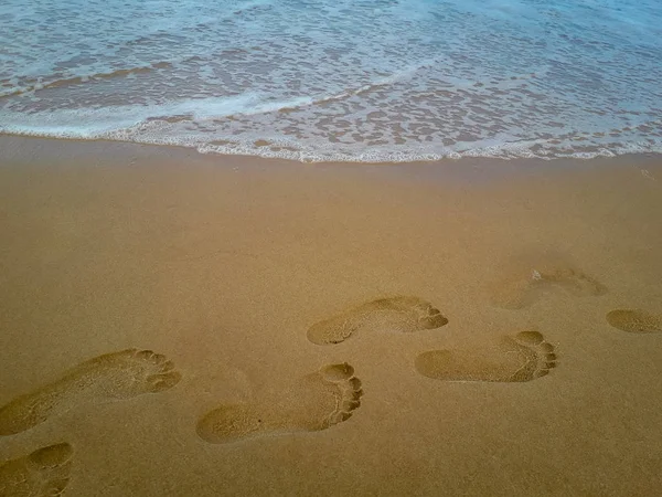 Close-up detail van een vrouwelijke voet op het strand. — Stockfoto