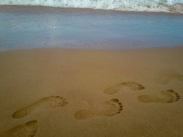 Close-up detail van een vrouwelijke voet op het strand. — Stockfoto