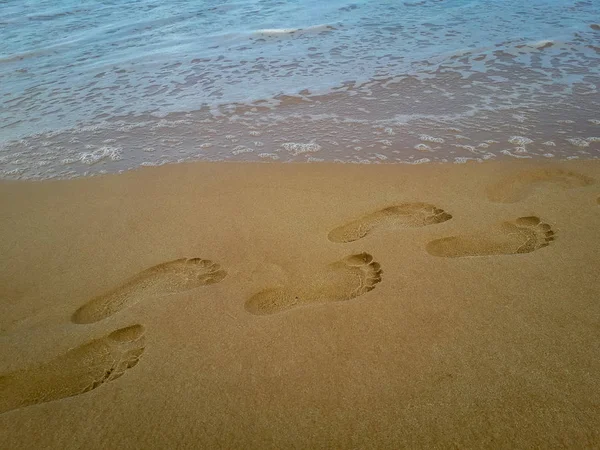 Szczegół zbliżenie kobiece stopy na plaży. — Zdjęcie stockowe