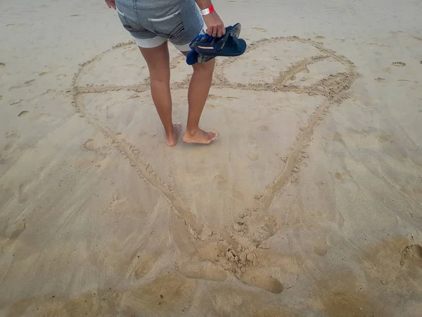 Vrouw lopen op zand strand verlaten voetafdrukken in het zand. Close-up detail van vrouwelijke voeten in Brazilië. — Stockfoto