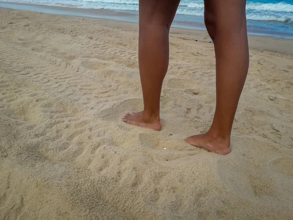 Frau, die am Sandstrand spaziert und Spuren im Sand hinterlässt. Nahaufnahme Detail weiblicher Füße in Brasilien. — Stockfoto