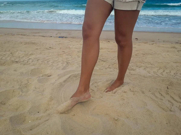 Kumda ayak izleri bırakarak kum plajı üzerinde yürüyen kadın. Brezilya kadın ayak detay. — Stok fotoğraf