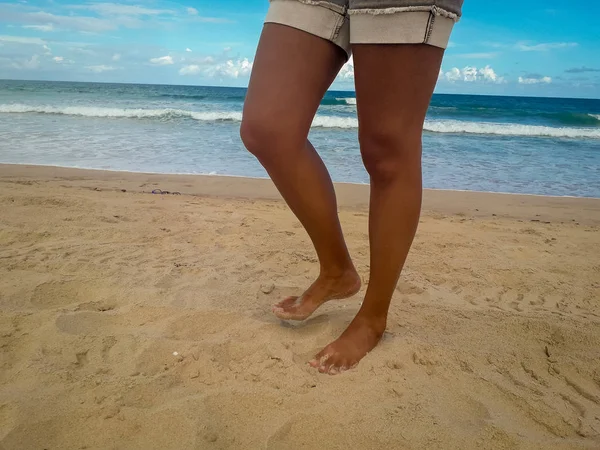 Kumda ayak izleri bırakarak kum plajı üzerinde yürüyen kadın. Brezilya kadın ayak detay. Telifsiz Stok Fotoğraflar