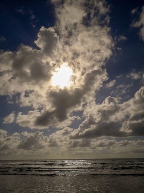 Bulut gökyüzü güzel tropikal deniz ve plaj üzerinde.