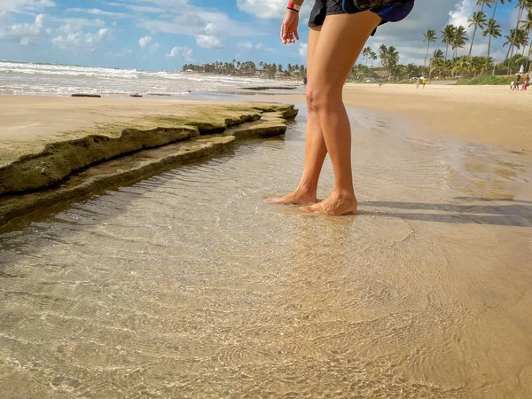 Voet op tropische zee water textuur reflecties in Brazilië. — Stockfoto