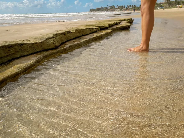 Voet op tropische zee water textuur reflecties in Brazilië. — Stockfoto
