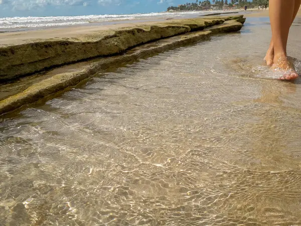 Voet op tropische zee water textuur reflecties in Brazilië. — Stockfoto