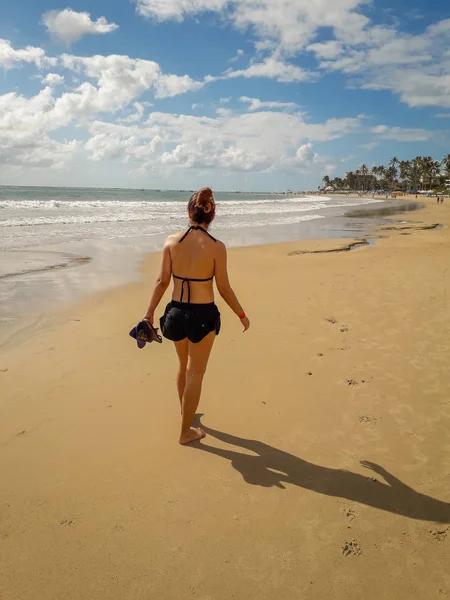 Mooie vrouw lopen op het strand in Brazilië 2019. — Stockfoto