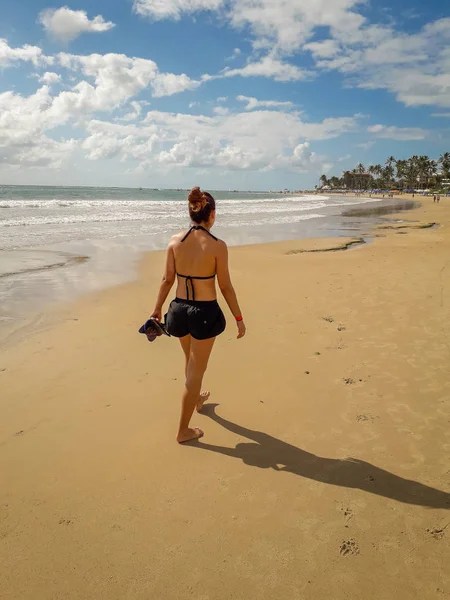 Mooie vrouw lopen op het strand in Brazilië 2019. — Stockfoto